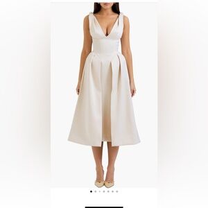 HOUSE OF CB
Paloma Sleeveless Satin Gown Elegant Cream